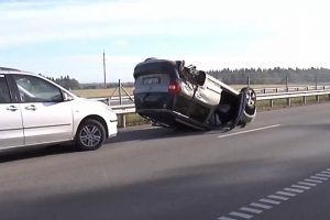 Per avariją Šiaulių rajone automobilis virto ant stogo ir čiuožė asfaltu