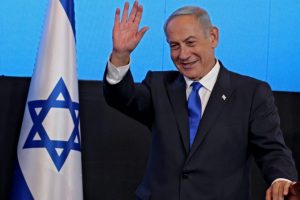 Izraelio parlamentas patvirtino naują vyriausybę, premjeru prisaikdintas B. Netanyahu
