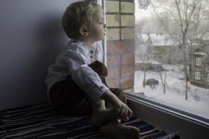 Nelaimė Trakų rajone: medikų rankose atsidūrė pro langą iškritęs berniukas