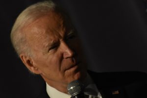 J. Bidenas žada aptarti su V. Zelenskiu Ukrainos prašymus dėl ginklų