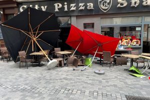 Briuselyje mikroautobusui įsirėžus į kavinės terasą, sužeisti šeši žmonės