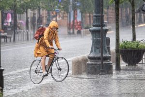 Dviratininkai lyg fronte: aukas skaičiuoja kasdien