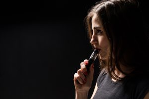 Elektroninių cigarečių pardavėjai neskuba išimti iš prekybos draudžiamų gaminių