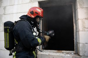 Kėdainių rajone užsiliepsnojo ūkinis pastatas: sudegė triušiai ir tonos grūdų