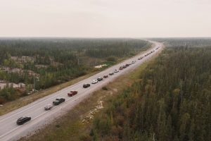 Kanadoje siautėjant miškų gaisrams, gyventojai bėga iš vieno didžiausių šiaurinių miestų