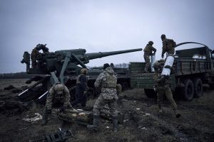 J. Stoltenbergas: Ukraina greitu metu gali tikėtis daugiau sunkiosios ginkluotės