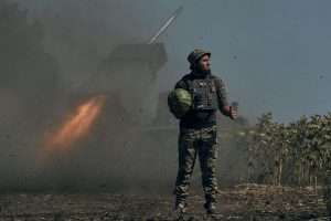Vokietijos URM vadovė ragina Berlyną greitai apsispręsti dėl tankų tiekimo Ukrainai