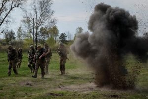 Ukraina: kovose už Bachmutą pereita nuo gynybos prie puolimo