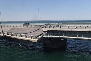 Žiniasklaida: Kryme sprogimai, uždarytas Kerčės tiltas