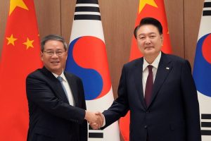 Kinijos ir Japonijos premjerai atvyko į Seulą dalyvauti aukščiausiojo lygio susitikime