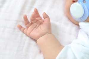 Rusijos karių smūgiai Ukrainoje pražudė naujagimį ir dar du civilius