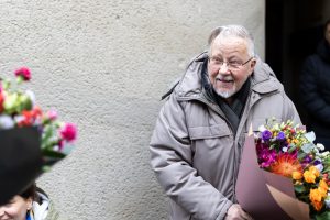 Pasveikinti V. Landsbergio su 91-uoju gimtadieniu prie namų susirinko bendražygiai ir draugai