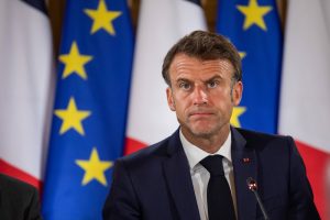 E. Macronas ragina Europą kurti savo oro gynybos sistemas ir pernelyg nepasikliauti JAV