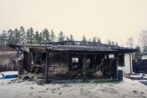 Siaubinga nelaimė Šiauliuose: degant namui nėščia mama dukrą kaimynams perdavė per tvorą