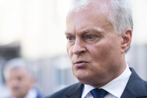 G. Nausėda bedė į piktžaizdę: ar žmogui atsigulus ant traukinio bėgių, mes irgi jį filmuosime?