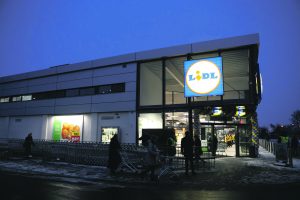 Prekybos sektoriuje didinami darbuotojų atlyginimai