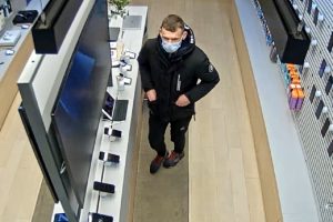 Vilniaus policija aiškinasi, kas nesusimokėjo už išmanųjį laikrodį: prašo atpažinti vyrą nuotraukoje
