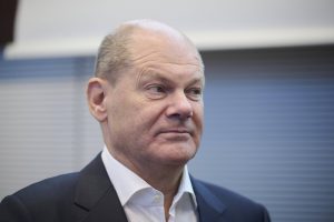 O. Scholzas: svarbu užtikrinti spartų šaudmenų tiekimą Ukrainai