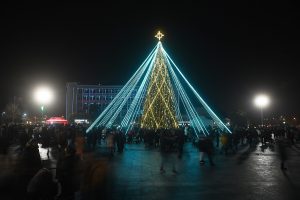 Marijampolėje įžiebta Kalėdų eglė, padabinta spalvą keičiančiomis stygomis