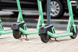 Vilniuje specialios stovėjimo vietos paspirtukams bus įrengtos ir atokiau nuo centro