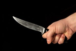 Šilalėje vyras peiliu sužalojo du į butą įsiveržusius plėšikus