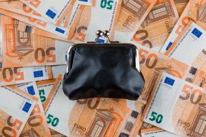 Daugiau nei 130 europarlamentarų reikalauja apmokestinti itin turtingus asmenis