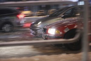 Įspėja: keliuose yra slidžių ruožų, naktį eismo sąlygas sunkins plikledis