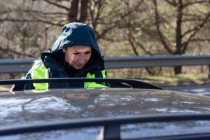Biržų rajone vyras užšoko ant dviejų važiuojančių automobilių