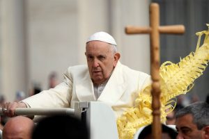 Ukrainos premjeras kviečia popiežių atvykti į šalį, ragina padėti deportuotiems vaikams