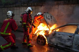 Prancūzijoje policijai nušovus paauglį žmonės įsiuto: kilo protestai ir gaisrai