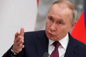 B. Johnsonas V. Putiną palygino su „storuliu berniuku“ iš Ch. Dickenso romano