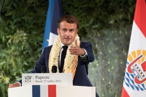 E. Macronas: Prancūzija skolinga Polinezijai už branduolinius bandymus