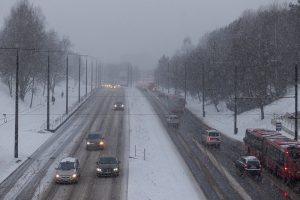 Kelininkai įspėja: eismo sąlygas sunkina snygis ir pustymas