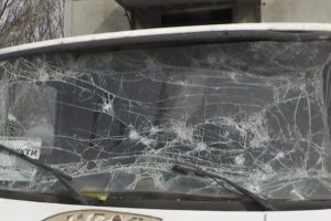 Siaubas per rusų karių apšaudymą Ukrainoje: skeveldros suvarpė produktus vežusį vairuotoją