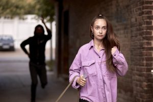 Mergaitė patyrė siaubą: einančią į mokyklą užpuolė nepažįstamas vyras ir grasino peiliu