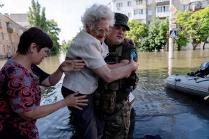 Praėjus dienai po užtvankos sunaikinimo Pietų Ukrainoje toliau kyla vanduo