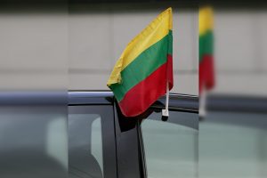 Klaipėdoje apibraižytas automobilis, nuo velomobilio pavogta valstybinė vėliavėlė