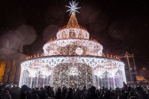 Sostinės Kalėdų eglę gaubia įtarimų debesys: FNTT aiškinsis išlaidas žaliaskarei ir dekoracijoms