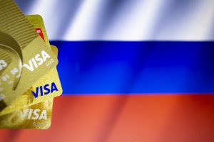 „Visa“ ir „Mastercard“ įšaldo operacijas Rusijoje