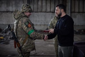 V. Zelenskis atvyko į priešakines kariuomenės pozicijas prie Bachmuto