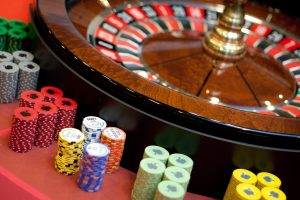Siūloma laikinai apriboti priklausomų lošėjų galimybes lošti