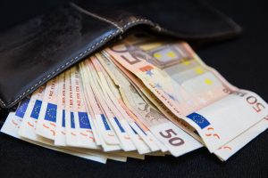 Pramonininkai – už MMA didinimą iki 800, profsąjungos – iki 871 euro