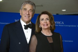 N. Pelosi vyrą plaktuku sužalojęs įsibrovėlis namuose ieškojo jos pačios 
