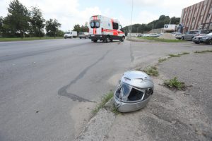 Išnagrinėjo automobilio ir motociklo avariją: teismas paskelbė neskundžiamą verdiktą