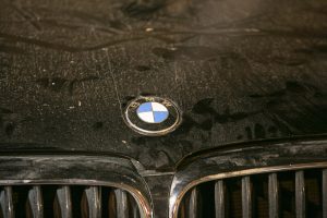 Kaune BMW įlėkė į namo tvorą: vairuotojas – neblaivus