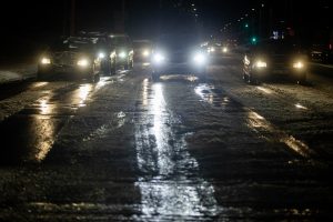 Naktį eismo sąlygas sunkins pustymas, plikledis ir rūkas