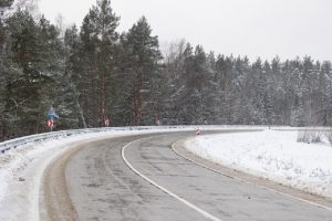 Kelininkai: eismo sąlygas sunkina lietus, pažliugęs sniegas, slidžios provėžos