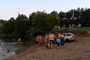 Į Lampėdžio ežerą įlėkė automobilis: jį išplukdė ir į krantą išstūmė aplinkiniai