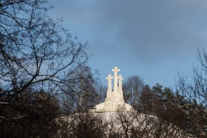 Vėl ieškoma, kas sutvarkytų sostinės Trijų Kryžių kalną