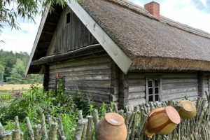 Lietuvos liaudies buities muziejuje atnaujinami senųjų pastatų stogai